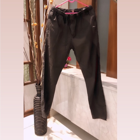 Get your hands on these extremely sporty joggers from octave. - Picture 2 of 3